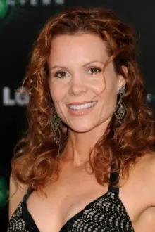 Robyn Lively como: Mrs. Lewis