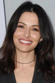 Sarah Shahi como: Lisa Bonomo