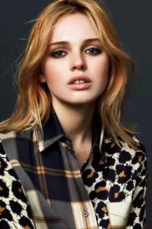 Odessa Young como: Maggie Russell