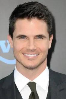 Robbie Amell como: Connor Reed