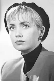 Lysette Anthony como: Dr. Claire Mulrooney