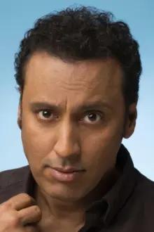 Aasif Mandvi como: Rafiq Massoud