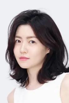 Shim Eun-kyung como: Young-hee