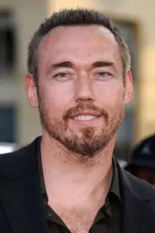 Kevin Durand como: Officer Caruso