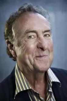 Eric Idle como: Melvin/Dirk McQuickly/Lady Beth Mouse-Peddler