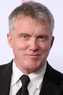 Anthony Michael Hall como: Gary Wallace