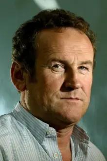 Colm Meaney como: Father Peter