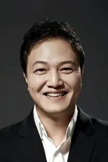 Jung Woong-in como: Prison Director Kang