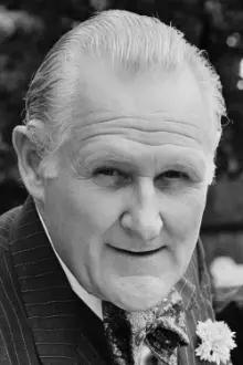 Peter Vaughan como: Troy Gladwell