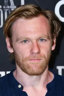 Brian Gleeson como: Younger Brother