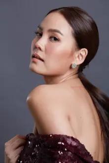 Janie Tienphosuwan como: "Hong" Lalit Kritsadaphanitchakul