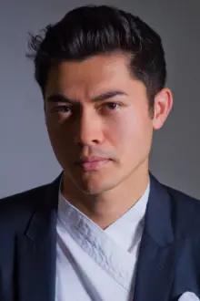 Henry Golding como: Nick Young