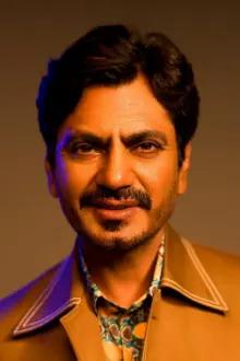 Nawazuddin Siddiqui como: Daya Shankar "DK" Kapoor