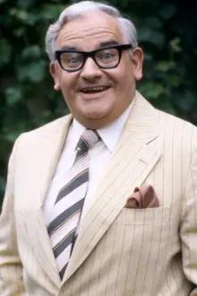 Ronnie Barker como: The General