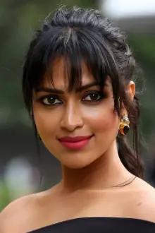 Amala Paul como: Geethanjali