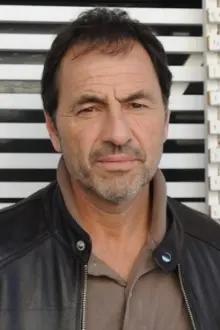 Martín Seefeld como: Gustavo
